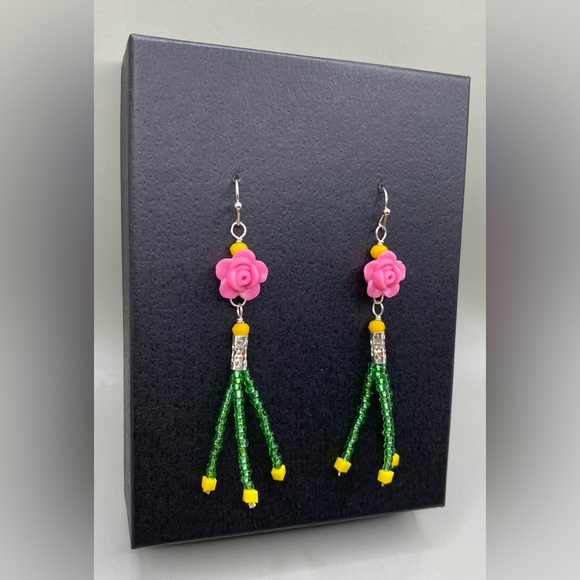 🌟2/$20 🍃🌷💚Kawaii Pink Green Flower Beaded Tassel Earrings - Picture 2 of 4